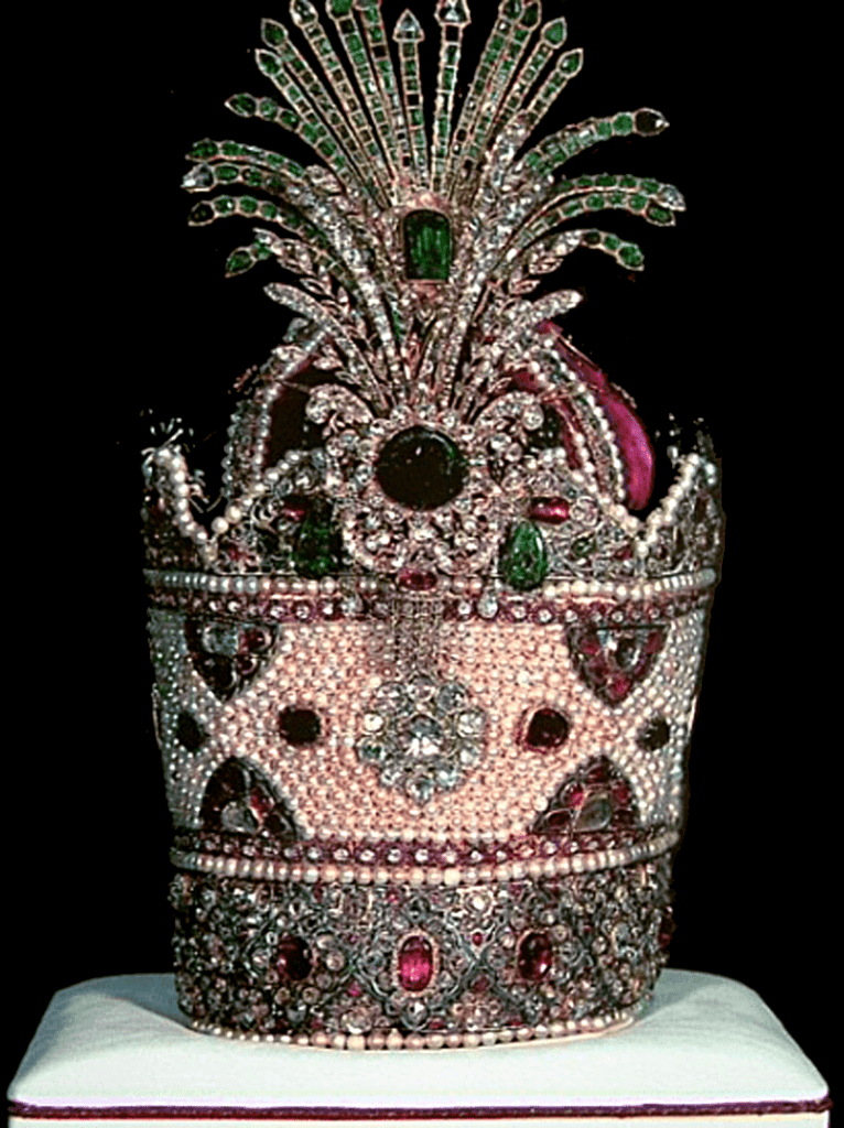 تاج کیانی با نمایی از نزدیک