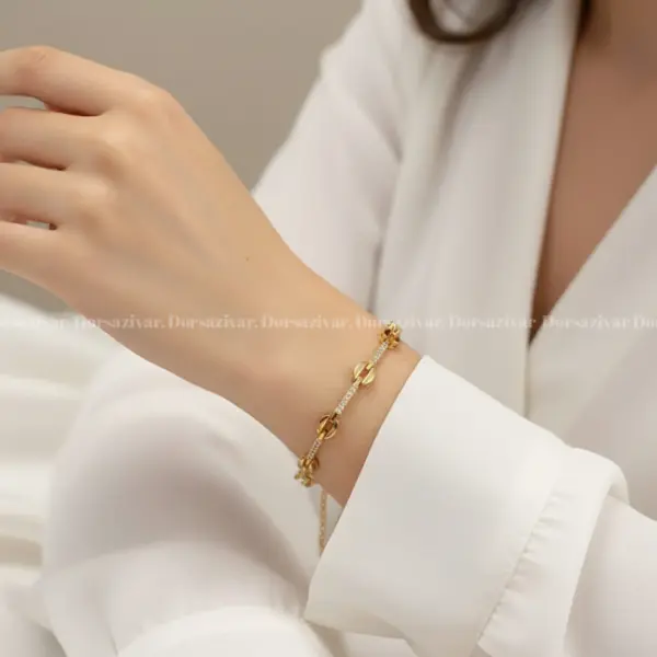 دستبند طلاروس نگین اتمی