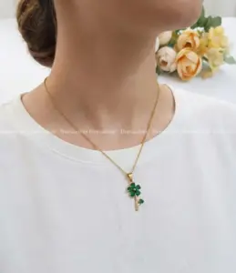 گردنبند گل سبز سلطنتی