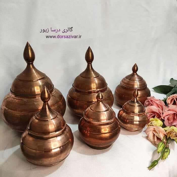✨ زیرساخت قندان مسی باکیفیت برای فیروزه‌کوبی حرفه‌ای. مس خالص ایرانی، پرداخت عالی، مناسب هنرمندان صنایع دستی. خرید آنلاین با تضمین کیفیت از درسا زیور.